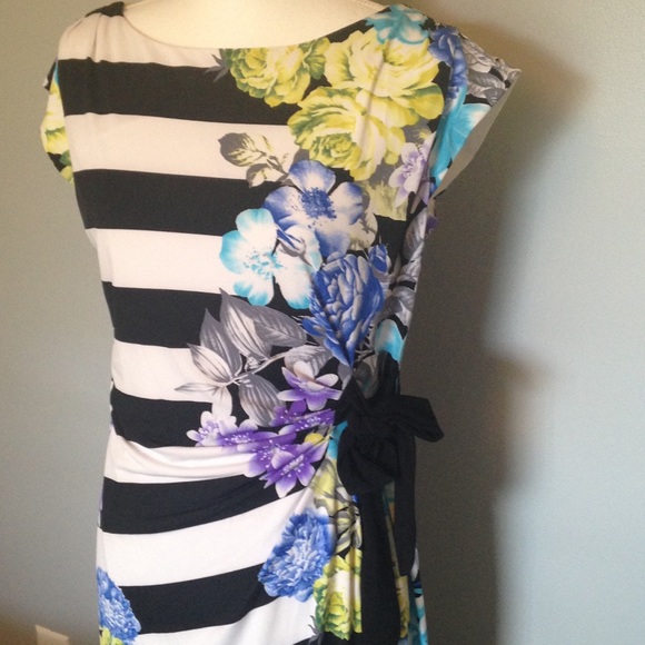Ronni Nicole Dresses & Skirts - Ronni Nicole Floral Black Stripe Dress Size 10